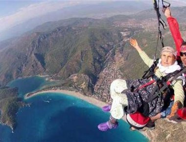 Ατρόμητη Γιαγιά ετών 87 κάνει ... αλεξίπτωτο πλαγιάς! (φωτό, βίντεο)